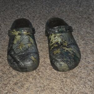 CROCS Men’s Camouflage Clog in Green and Black